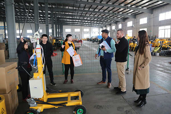 热烈欢迎阿联酋客商一行莅临中煤集团采购路面设备