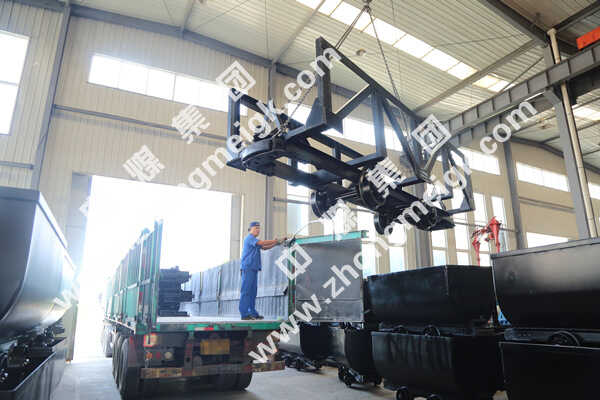 中煤集团一批材料车、平板车发往陕西